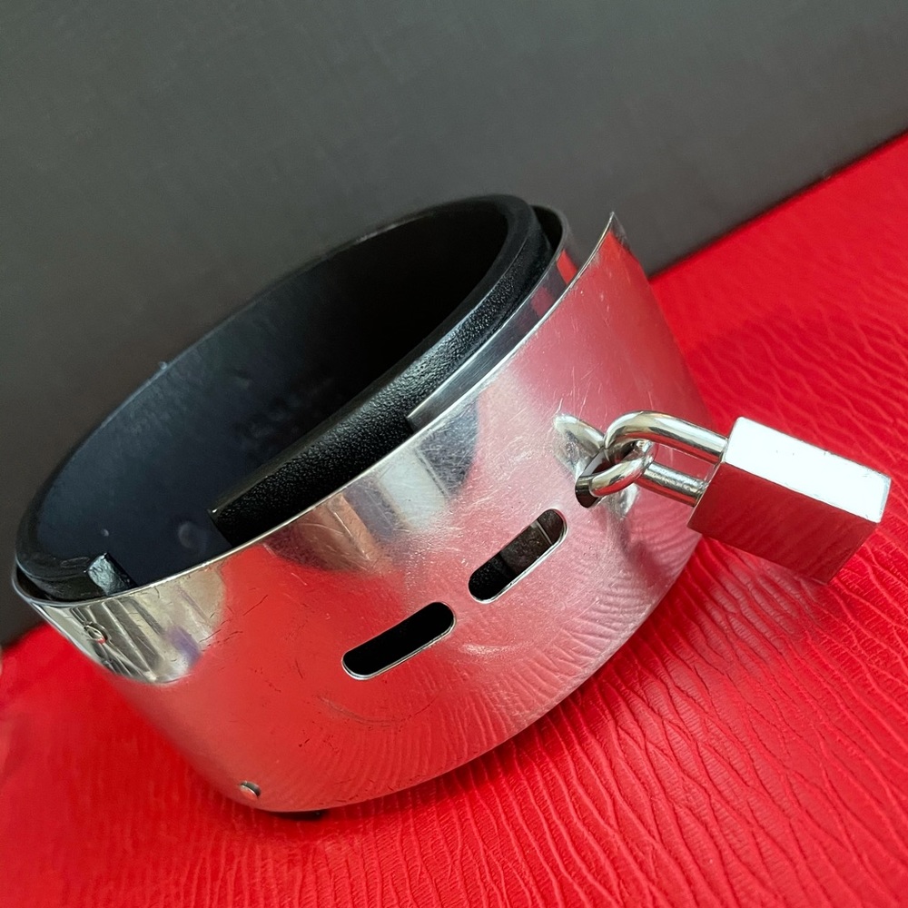 Gucci leather/metal (possibly) SS cuff w SS lock